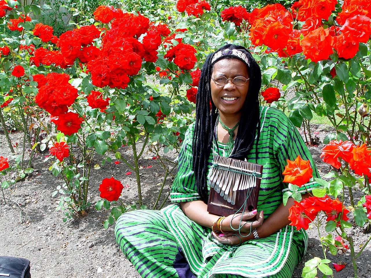 Details | klangkosmos/Stella Chiweshe mit Rosen by artist archiv.jpg